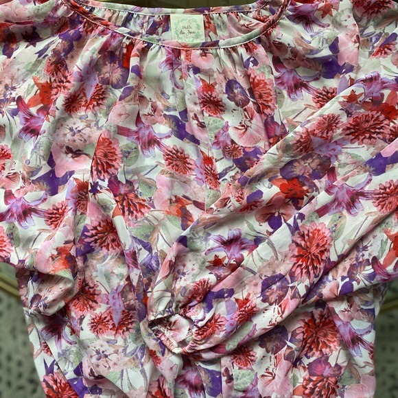 Sheet Floral Blouse with Puff Sleeves and Keyhole opening in the back - Picture 3 of 6